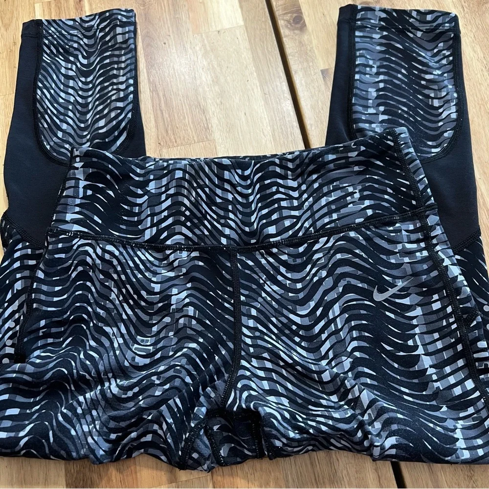 Nike Dri-FIT Patterned Capri Leggings – Size Small